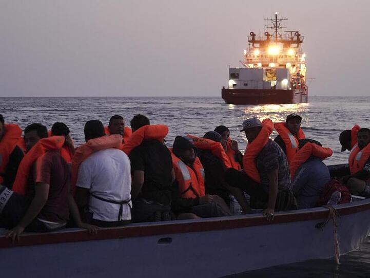 Bereits im September wurden 36 Menschen aus einem kleinen Holzboot gerettet, nachdem die "Ocean Viking" von den maltesischen Behörden dazu aufgefordert worden war.
