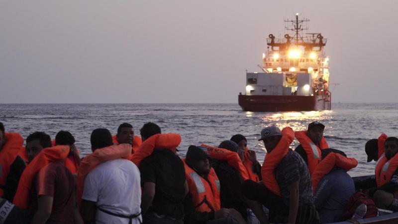 Bereits im September wurden 36 Menschen aus einem kleinen Holzboot gerettet, nachdem die "Ocean Viking" von den maltesischen Behörden dazu aufgefordert worden war. Bereits im September wurden 36 Menschen aus einem kleinen Holzboot gerettet, nachdem die "Ocean Viking" von den maltesischen Behörden dazu aufgefordert worden war.