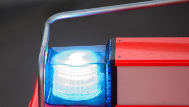 Ein Löschfahrzeug der Feuerwehr steht nach einer Übung mit eingeschaltetem Blaulicht an der Feuerwache. Foto: Daniel Bockwoldt/Archivbild Ein Löschfahrzeug der Feuerwehr steht nach einer Übung mit eingeschaltetem Blaulicht an der Feuerwache. Foto: Daniel Bockwoldt/Archivbild