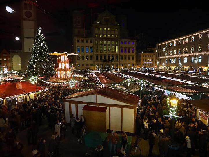 Besucher drängen sich am 23.11.2015 auf dem Christkindlesmarkt in Augsburg (Bayern). Foto: Karl-Josef Hildenbrand/dpa/Archivbild