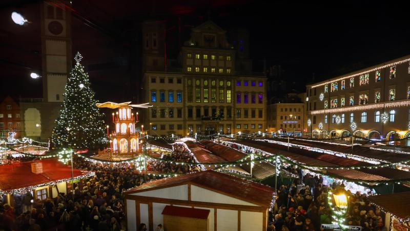 Besucher drängen sich am 23.11.2015 auf dem Christkindlesmarkt in Augsburg (Bayern). Foto: Karl-Josef Hildenbrand/dpa/Archivbild Besucher drängen sich am 23.11.2015 auf dem Christkindlesmarkt in Augsburg (Bayern). Foto: Karl-Josef Hildenbrand/dpa/Archivbild