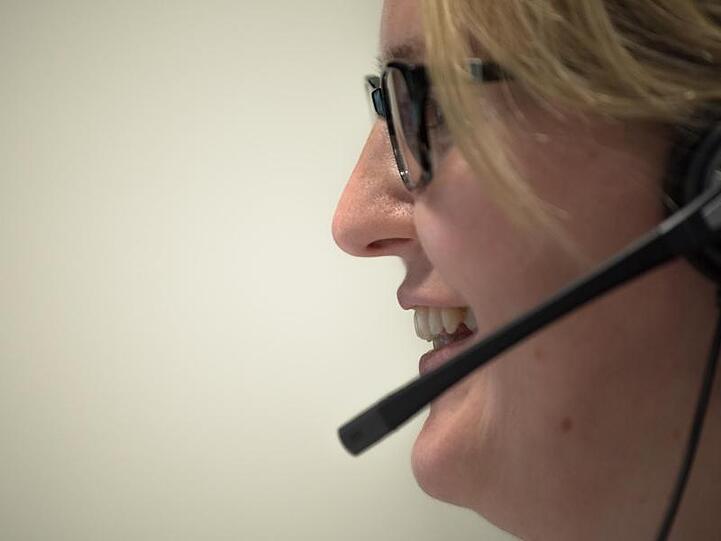Eine Ärztin telefoniert mit einer Patientin über ihr Headset. Foto: picture alliance / dpa/Archiv/Illustration