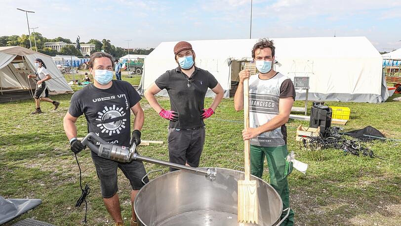 Moritz, Axel und Felix (von links) bekochen die Protestler. Moritz, Axel und Felix (von links) bekochen die Protestler.
