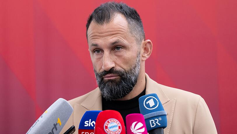 Hasan Salihamidzic, Sportdirektor von München, gibt ein Pressestatement.