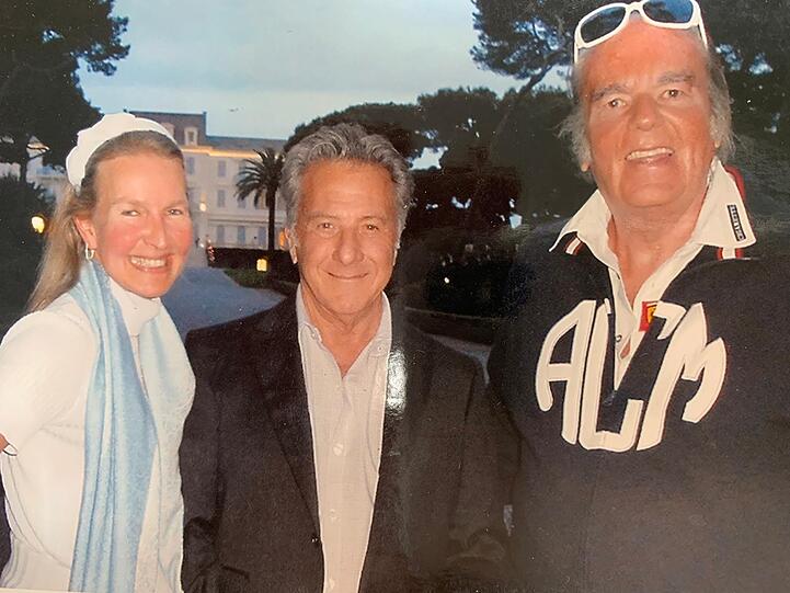 Den Schauspielstar in die Mitte genommen: Das Ehepaar Weyer mit Dustin Hoffman.