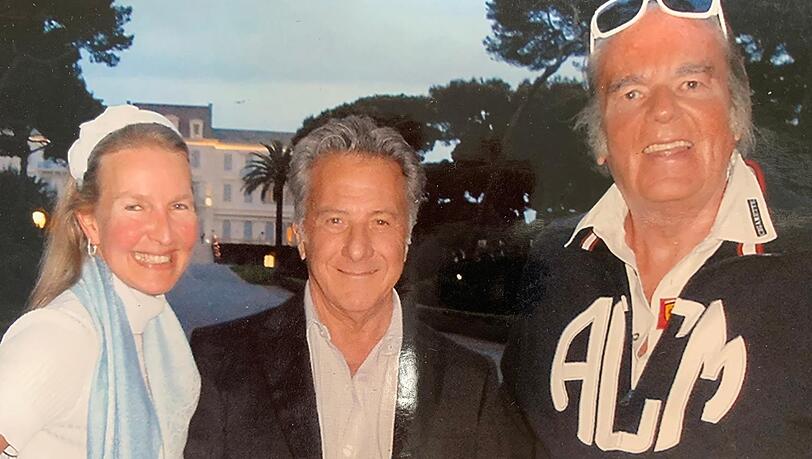 Den Schauspielstar in die Mitte genommen: Das Ehepaar Weyer mit Dustin Hoffman. Den Schauspielstar in die Mitte genommen: Das Ehepaar Weyer mit Dustin Hoffman.