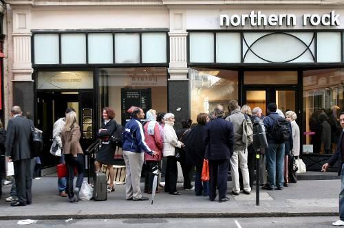 Kunden stehen vor der Northern Rock Bank Schlange.