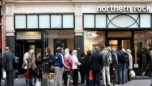 Kunden stehen vor der Northern Rock Bank Schlange. Kunden stehen vor der Northern Rock Bank Schlange.