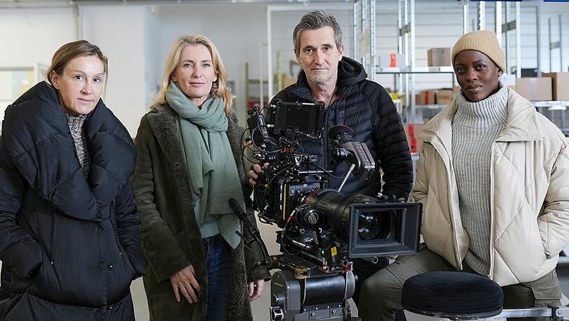 "Tatort: Geisterfahrt" läuft am 11. Februar (v.l.): Regisseurin Christine Hartmann, Maria Furtwängler (Charlotte Lindholm), Kameramann Peter Nix und Florence Kasumba (Anaïs Schmitz).