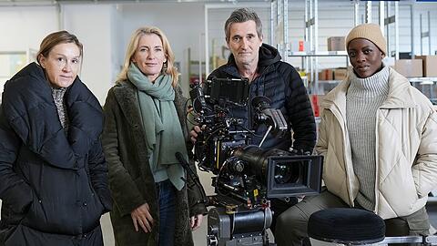 "Tatort: Geisterfahrt" läuft am 11. Februar (v.l.): Regisseurin Christine Hartmann, Maria Furtwängler (Charlotte Lindholm), Kameramann Peter Nix und Florence Kasumba (Anaïs Schmitz).