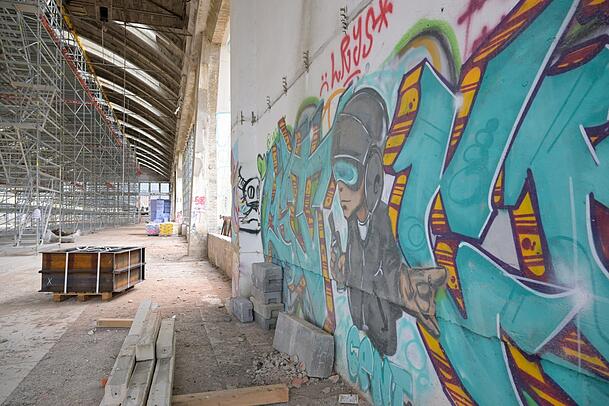 Eine Gerüstkonstruktion trägt momentan das komplette Gewicht der Tonnenhalle.