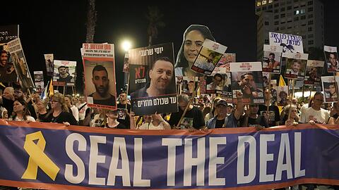 F&uuml;r die Freilassung und &Uuml;bergabe aller Geiseln waren monatelang Tausende Israelis auf die Stra&szlig;en gegangen. (Archivbild)