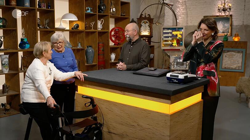 Hiltrud und Anneliese aus Erlangen, seit fast 50 Jahren Freundinnen, erzählten Horst Lichter in der Mittwochsausgabe der ZDF-Trödelshow "Bares für Rares" von ihrem gemeinsamen Hobby: "Reisen". Hiltrud und Anneliese aus Erlangen, seit fast 50 Jahren Freundinnen, erzählten Horst Lichter in der Mittwochsausgabe der ZDF-Trödelshow "Bares für Rares" von ihrem gemeinsamen Hobby: "Reisen".