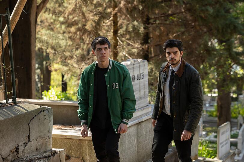 Nach einer langen Suche der Polizei nach ihm spricht Kemal (Nader Abd Alhay, links), der heimliche Freund der ermordeten Gödze, endlich mit Mehmet (Ethan Kai). Gödze wurde auf dem Friedhof ermordet, auf dem sich das Paar heimlich verabredete. Nach einer langen Suche der Polizei nach ihm spricht Kemal (Nader Abd Alhay, links), der heimliche Freund der ermordeten Gödze, endlich mit Mehmet (Ethan Kai). Gödze wurde auf dem Friedhof ermordet, auf dem sich das Paar heimlich verabredete.