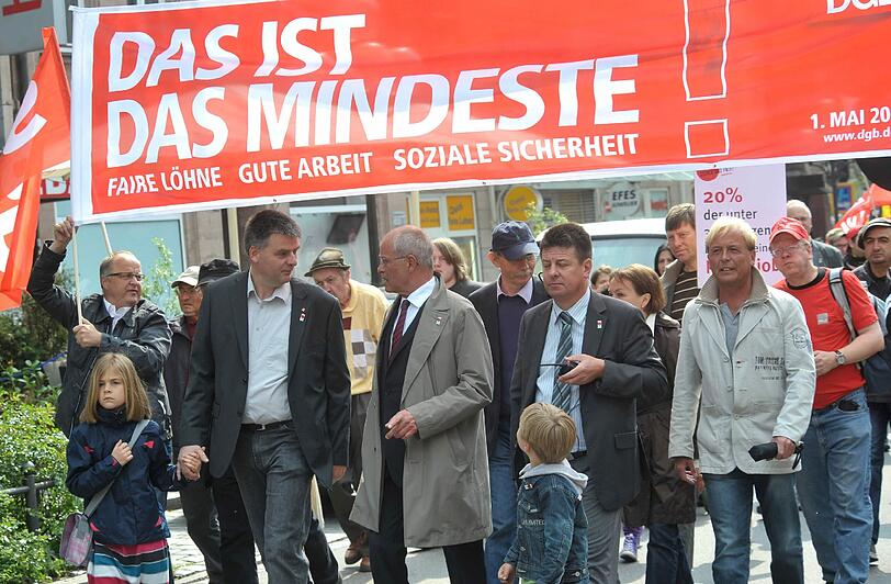Nicht wirklich beeindruckend war das Aufgebot des DGB am Kornmarkt zur traditionellen Mai-Kundgebung in &bdquo;Bayerns Protestmetropole Nürnberg&ldquo; (DGB-Boss Stephan Doll): Gerade mal 3000 Menschen nahmen teil. 
Trotz guten Wetters und der von den Rednern angeprangerten Missstände: &bdquo;Jeder dritte Job in Nürnberg ist prekär&ldquo;, wetterte Doll, &bdquo;18 Prozent der Beschäftigten haben Mini-Jobs, 13.000 machen Leiharbeit.&ldquo; Auch OB Ulrich Maly (SPD), der evangelische Stadtdekan Wolfgang Butz und Berthold Huber, Vorsitzender der IG Metall, kritisierten, dass der Aufschwung nicht bei den Menschen ankomme.
Vor der Kundgebung hatten die Teilnehmer bei einem Protestmarsch vom Aufseßplatz in die Innenstadt ihren Unmut über die schlechte Situation am Arbeitsmarkt Ausdruck verliehen: Auf Plakaten wandten sich die Protestler gegen &bdquo;Heuschrecken&ldquo;, Dumping-Löhne, die Erhöhung des Rentenalters und forderten unter dem Motto &bdquo;Das ist das Mindeste! Faire Löhne - Gute Arbeit &ndash; Soziale Sicherheit&ldquo; die Einführung eines gesetzlichen Mindestlohns.
Neben verschiedenen Gewerkschaften waren von türkischen Kommunisten bis zu Amnesty International verschiedenste Gruppierungen vertreten.