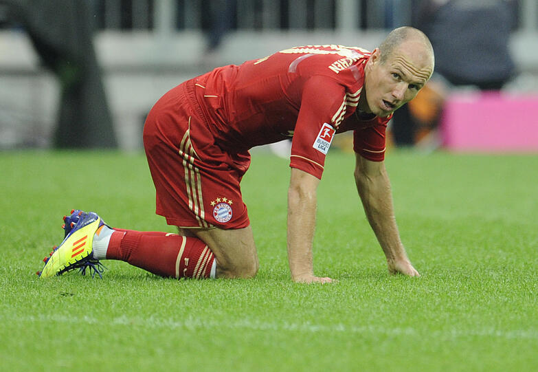 Arjen Robben kniet in der Bundesligapartie gegen Borussia Mönchengladbach (0:1) in der Münchner Allianz Arena auf dem Rasen.