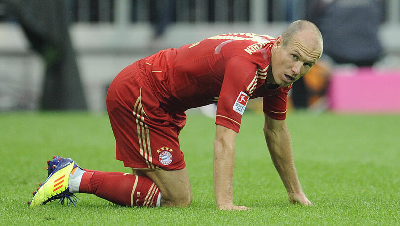 Arjen Robben kniet in der Bundesligapartie gegen Borussia Mönchengladbach (0:1) in der Münchner Allianz Arena auf dem Rasen. Arjen Robben kniet in der Bundesligapartie gegen Borussia Mönchengladbach (0:1) in der Münchner Allianz Arena auf dem Rasen.