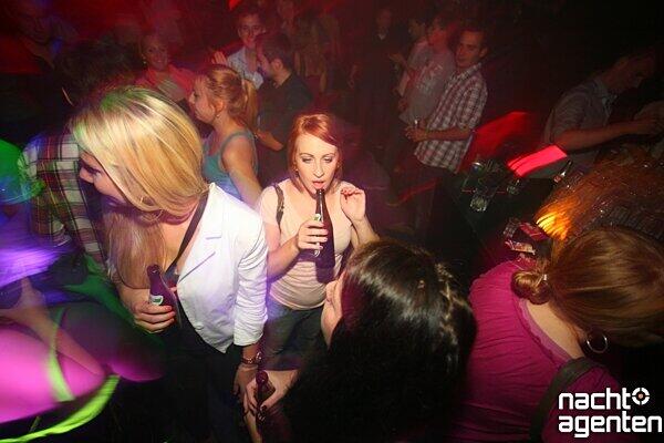 Am Freitag feierte auch das Neuraum sein dreijähriges Bestehen. Viele Münchner feierten mit
Alle Bilder von dieser Party gibts hier: www.nachtagenten.de.