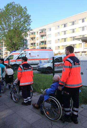 Pflegebedürftige Bewohner eines Altenwohnheimes in Magdeburg wurden am Samstag mit Rollstühlen in Sicherheit gebracht.