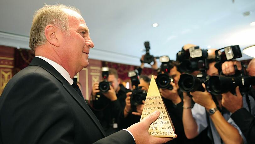 Uli Hoeneß bekam 2009 die goldene Sportpyramide 2009 Uli Hoeneß bekam 2009 die goldene Sportpyramide 2009