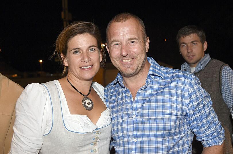 Promis am Italiener-Wochenende: Ex-Skispringer Sven Hannawald (2.v.r) mit seinen Freunden am Männerstammtisch im Weinzelt.