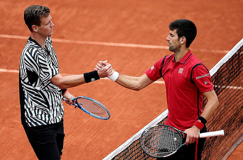 Nach 2:06 Stunden war's vorbei: Der unterlegene Tscheche Tomas Berdych (links) gratuliert dem topgesetzten Serben Novak Djokovic.