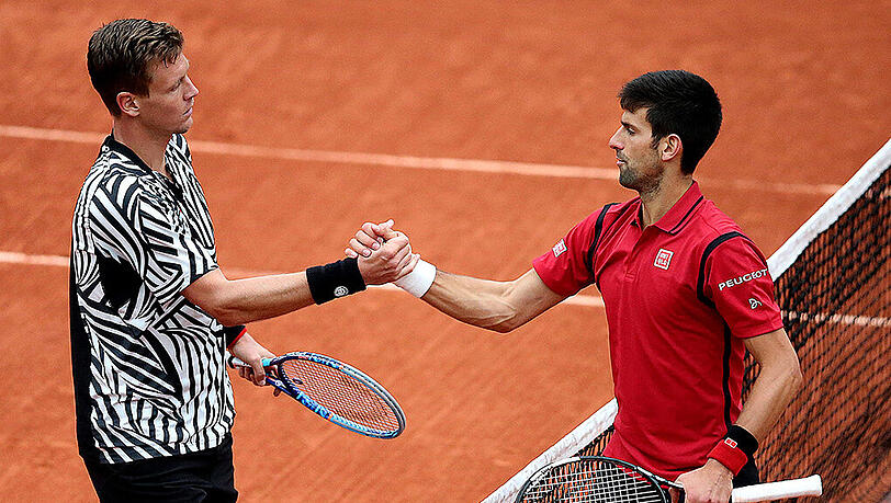 Nach 2:06 Stunden war's vorbei: Der unterlegene Tscheche Tomas Berdych (links) gratuliert dem topgesetzten Serben Novak Djokovic. Nach 2:06 Stunden war's vorbei: Der unterlegene Tscheche Tomas Berdych (links) gratuliert dem topgesetzten Serben Novak Djokovic.