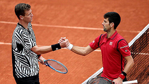 Nach 2:06 Stunden war's vorbei: Der unterlegene Tscheche Tomas Berdych (links) gratuliert dem topgesetzten Serben Novak Djokovic.