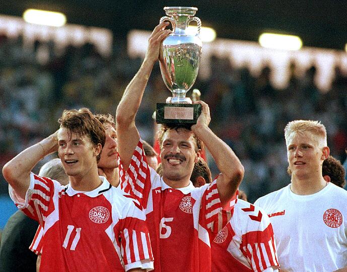 Mit der begehrten Trophäe: Dänemarks Kim Christofte (M.) neben Brian Laudrup (l.) und Torhüter Peter Schmeichel (r.).