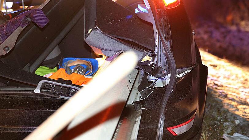 Die Leitplanke durchbohrte die Beifahrerseite des Wagens - der Fahrer erlitt glücklicherweise keine Verletzungen. Die Bilder vom Unfallort.
