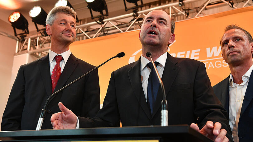 Michael Piazolo (l), Landtagsabgeordneter und Generalsekretär der Freien Wähler, und Hubert Aiwanger (2.v.l), Spitzenkandidat und Partei-Chef auf der Wahlparty.