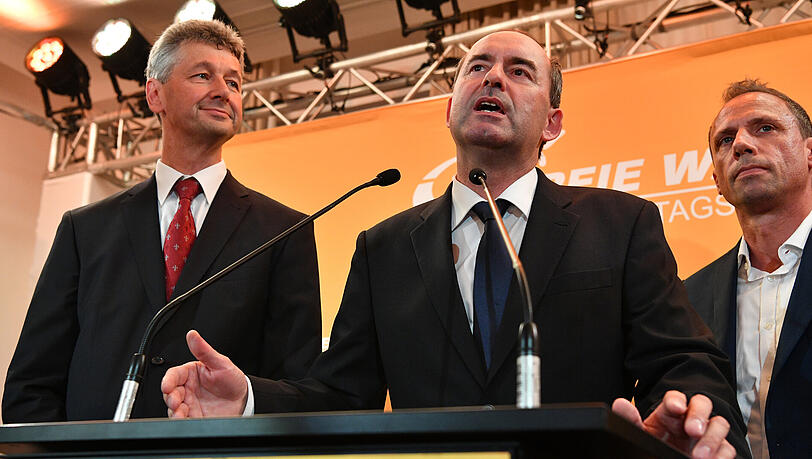 Michael Piazolo (l), Landtagsabgeordneter und Generalsekretär der Freien Wähler, und Hubert Aiwanger (2.v.l), Spitzenkandidat und Partei-Chef auf der Wahlparty. Michael Piazolo (l), Landtagsabgeordneter und Generalsekretär der Freien Wähler, und Hubert Aiwanger (2.v.l), Spitzenkandidat und Partei-Chef auf der Wahlparty.