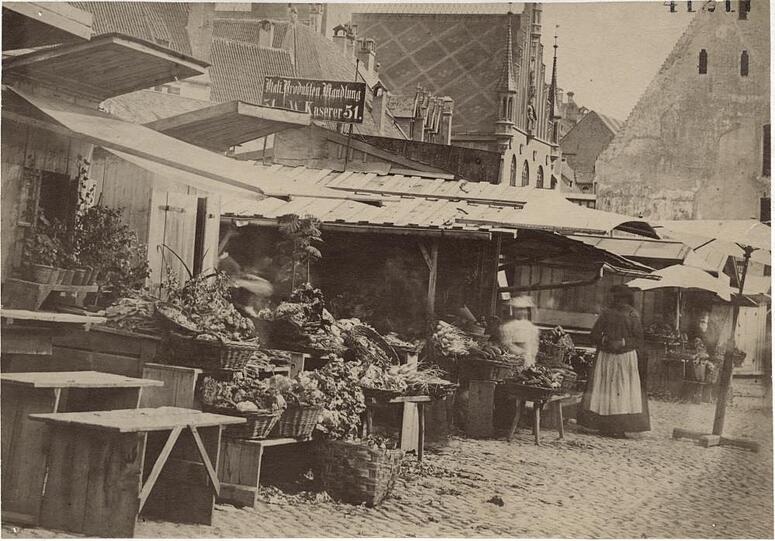1875: Windschiefe Standl am Viktualienmarkt. Rechts hinten das Frauenhaus des Heiliggeistspitals (Abbruch 1883), hinten das Alte Rathaus.