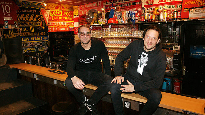 "Manchmal hat man den Eindruck, eine Kneipe findet man leichter als eine Wohnung": Michael Jachan (l.) und Holger Britzius im &bdquo;Stadion an der Schleißheimer Straße&ldquo;