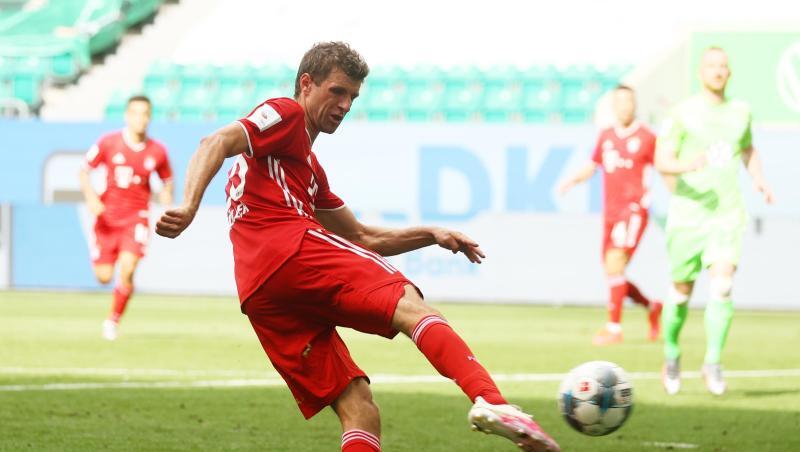 Thomas Müller von Bayern schießt beim Spiel gegen Wolfsburg das Tor zum 4:0. Foto: Kai Pfaffenbach/Reuters-Pool/dpa Thomas Müller von Bayern schießt beim Spiel gegen Wolfsburg das Tor zum 4:0. Foto: Kai Pfaffenbach/Reuters-Pool/dpa