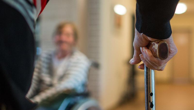 Bewohnerinnen sind in einer Wohngemeinschaft für Demenz-Kranke unterwegs. foto: Jens Büttner/Archiv Bewohnerinnen sind in einer Wohngemeinschaft für Demenz-Kranke unterwegs. foto: Jens Büttner/Archiv