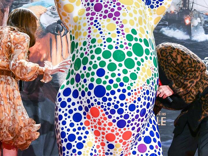 Wie mag der Buddy Bär wohl von hinten aussehen? Carmel Laniado und Robert Downey Jr. gehen auf Entdeckungsreise.