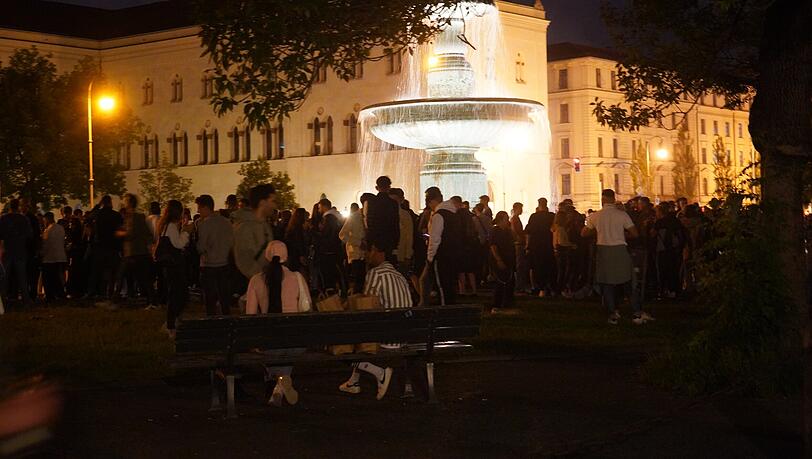 Vergangenen Freitagabend: Hunderte feiern an der Uni.