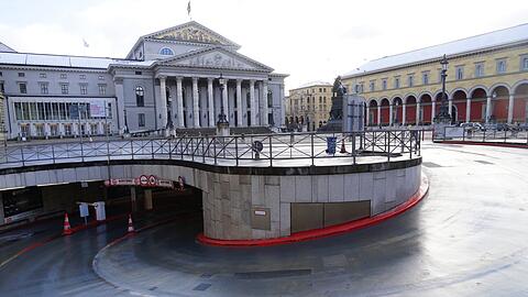 Der Max-Joseph-Platz wird bislang von der Tiefgarageneinfahrt dominiert. Das soll sich langfristig ändern.