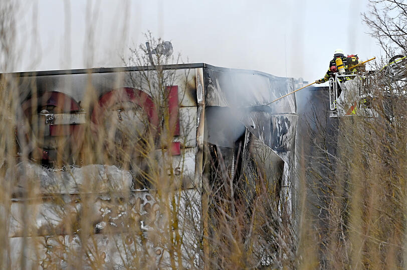 Der Brand brach in der Lagerhalle eines Logistikunternehmens aus.