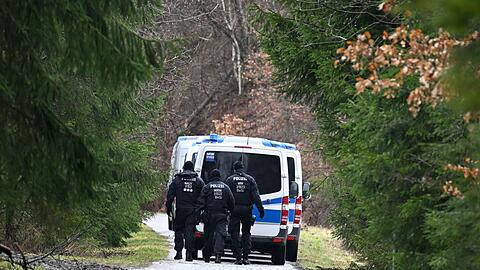 Polizisten suchen in der Nähe des Fundorts des getöteten Mädchens nach weiteren Hinweisen.