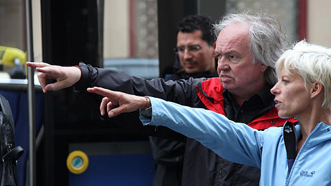 Franz Xaver Bogner (M.) in der Maximilianstraße im Jahr 2011: AZ-Fotograf Sigi Müller ist bei den Dreharbeiten zu München 7 dabei.