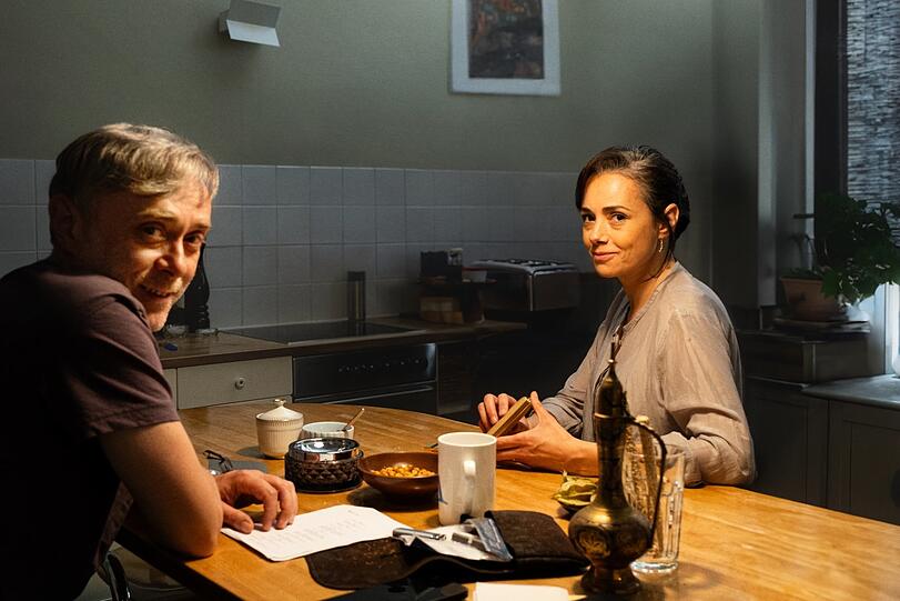 Die Schauspielerin &Ouml;zg&uuml; Namal (re.) und ihr Mann im Film, Tansu Bi&ccedil;er, in &bdquo;Gelbe Briefe&ldquo;.