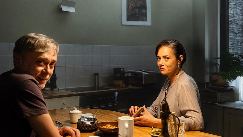 Die Schauspielerin &Ouml;zg&uuml; Namal (re.) und ihr Mann im Film, Tansu Bi&ccedil;er, in &bdquo;Gelbe Briefe&ldquo;.