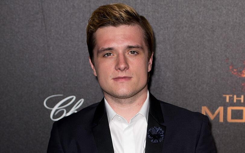 Jennifer Lawrence konnte die Wasserflasche nicht selbst halten, denn zu ihrer Methode gehört es, beide Arme hoch über den Kopf zu strecken und sie während des Trinkens ganz, ganz langsam abzusenken. Josh Hutcherson leistete Hilfestellung und gab seiner "Hunger Games"-Kollegin zu trinken. Wie später bei "Vulture" zu lesen war, entfuhr Jennifer Lawrence nach der Aktion tatsächlich kein Hicks mehr. Jennifer Lawrence konnte die Wasserflasche nicht selbst halten, denn zu ihrer Methode gehört es, beide Arme hoch über den Kopf zu strecken und sie während des Trinkens ganz, ganz langsam abzusenken. Josh Hutcherson leistete Hilfestellung und gab seiner "Hunger Games"-Kollegin zu trinken. Wie später bei "Vulture" zu lesen war, entfuhr Jennifer Lawrence nach der Aktion tatsächlich kein Hicks mehr.