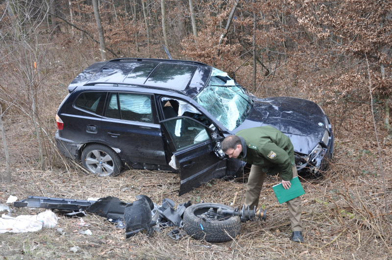 Aus bisher ungeklärten Umständen ist eine Fahrerin mit ihrem Auto von der Straße abgekommen. Der Wagen hat sich überschlagen und ist im Graben gelandet. Die Fahrerin wurde mit Verletzungen in eine nahegelegenes Krankenhaus gebracht.