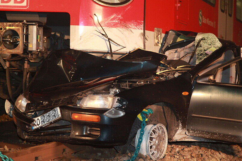 Am Bahnübergang an 
der Kreuzstraße rammt eine S-Bahn den Wagen eines Fahranfängers und schleift ihn 200 Meter mit. Unglaublich: der Fahrer konnte das Wrack mit mehreren Knochenbrüchen, aber immerhin aus eigener Kraft verlassen.