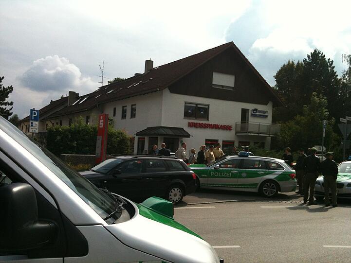 Polizisten vor dem Tatort in Martinsried