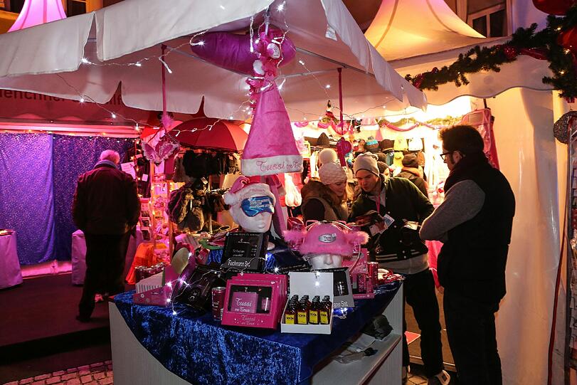 Viel zu gucken rund um Pelzmützen, Schlafmasken und Bücher beim "Pink Christmas" auf dem Stephansplatz.