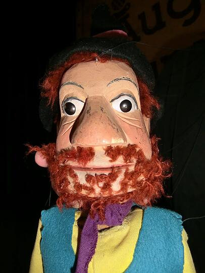 Die Marionette des Räuber Hotzenplotz hinter den Kulissen der Augsburger Puppenkiste.